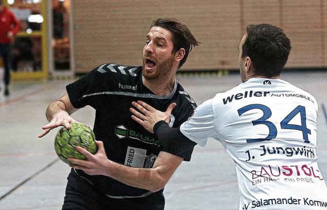 Durchkommen oder Anspielstation gesucht – Enzweihingens Stefan Blessing (links). Foto: Küppers