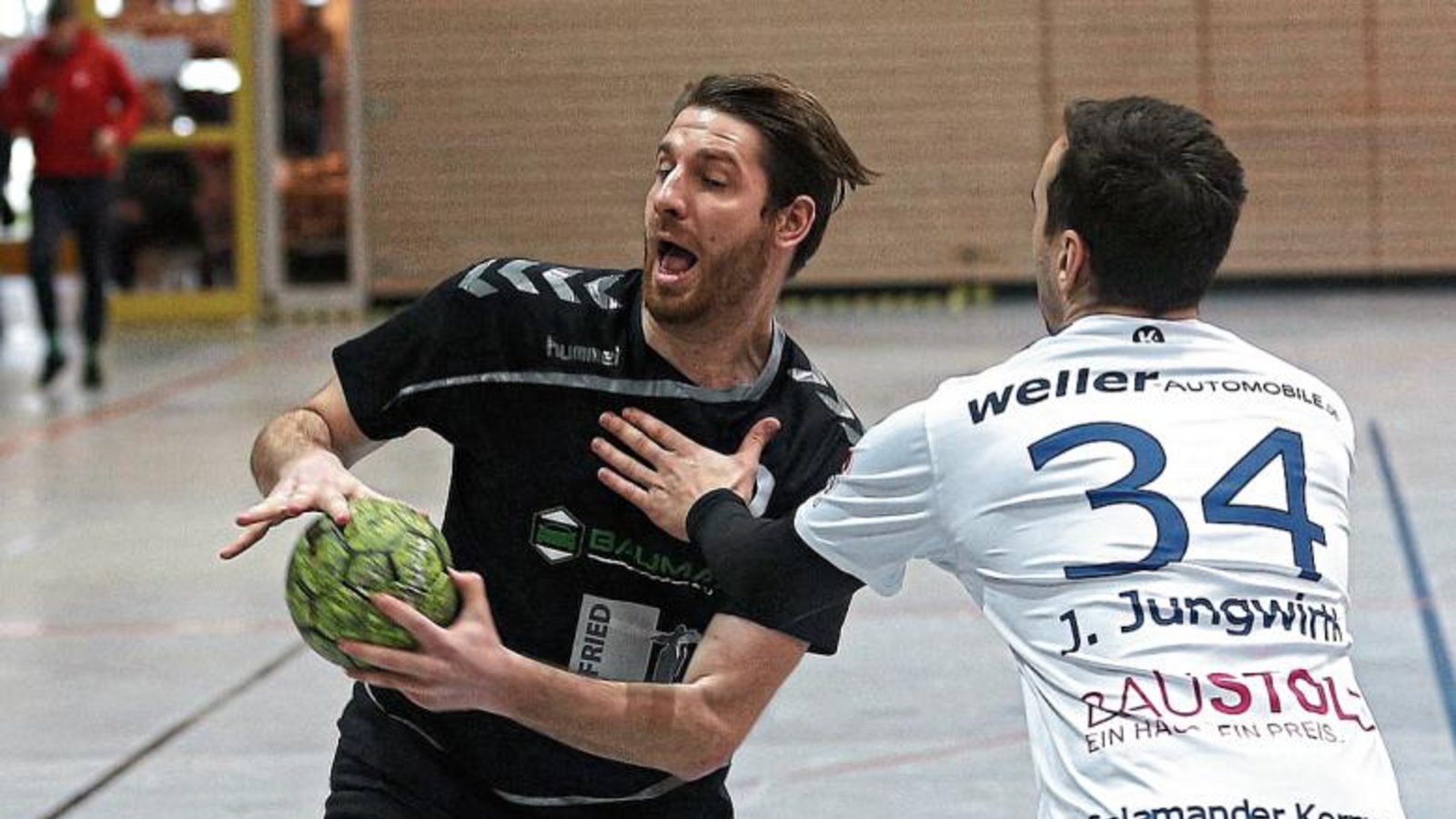 Durchkommen oder Anspielstation gesucht – Enzweihingens Stefan Blessing (links). Foto: Küppers Durchkommen oder Anspielstation gesucht – Enzweihingens Stefan Blessing (links). Foto: Küppers