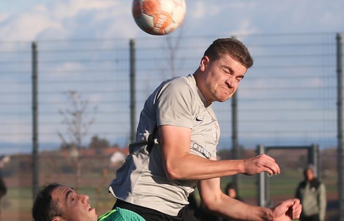 Hier ist Florian Strobel gegenüber Benjamin Rapp obenauf, doch der Iptinger Torjäger erzielte kurz vor Schluss innerhalb von elf Minuten einen lupenreinen Hattrick zum 5:0-Endstand. <span class='image-autor'>Foto: Küppers</span>