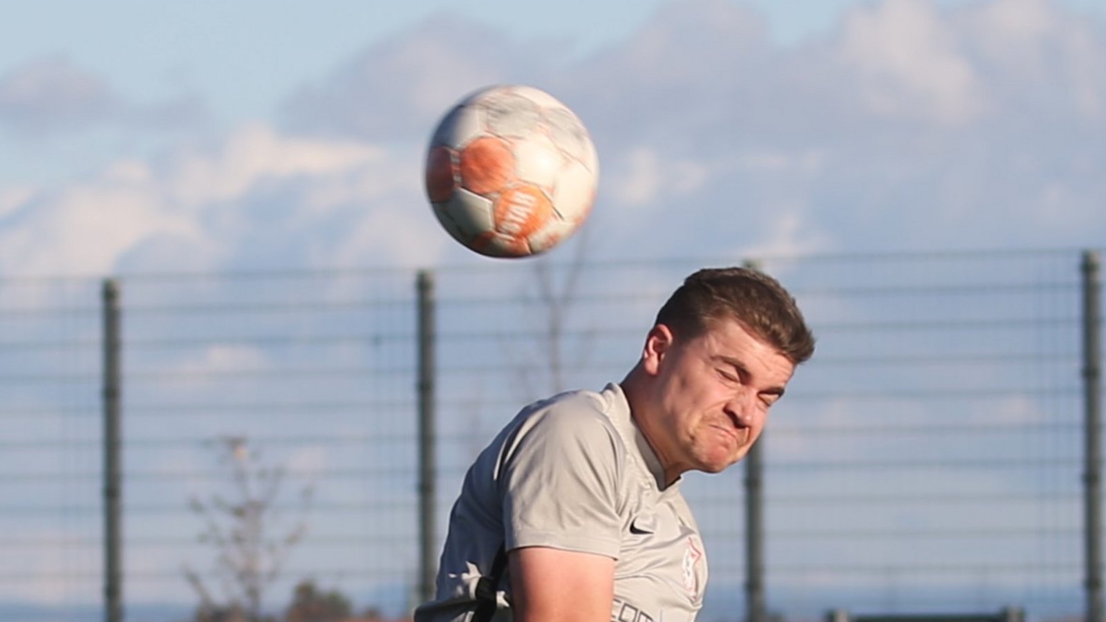 Hier ist Florian Strobel gegenüber Benjamin Rapp obenauf, doch der Iptinger Torjäger erzielte kurz vor Schluss innerhalb von elf Minuten einen lupenreinen Hattrick zum 5:0-Endstand. Foto: Küppers