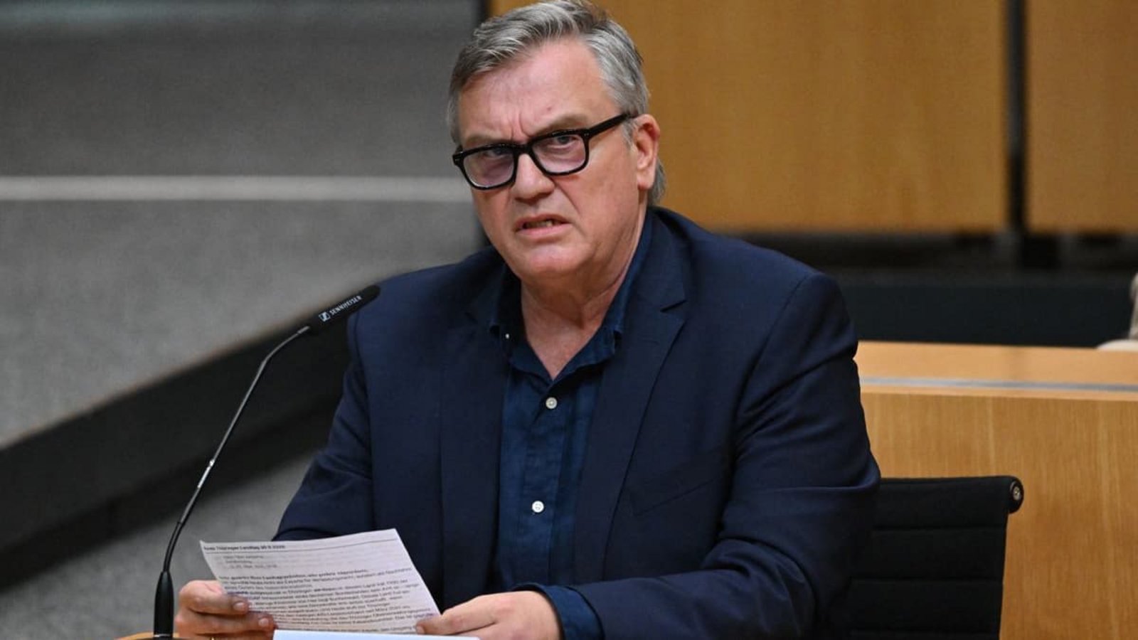 Hape Kerkeling spricht während einer mündlichen Anhörung zu einem Parteiverbotsverfahren gegen die AfD auf Bundesebene im Plenarsaal des Thüringer Landtags. Im Mai beschloss der Justizausschuss ein schriftliches Anhörungsverfahren und die mündliche Anhörung im Landtag. Den Antrag hatte die Linke-Fraktion gestellt.Martin Schutt/dpa