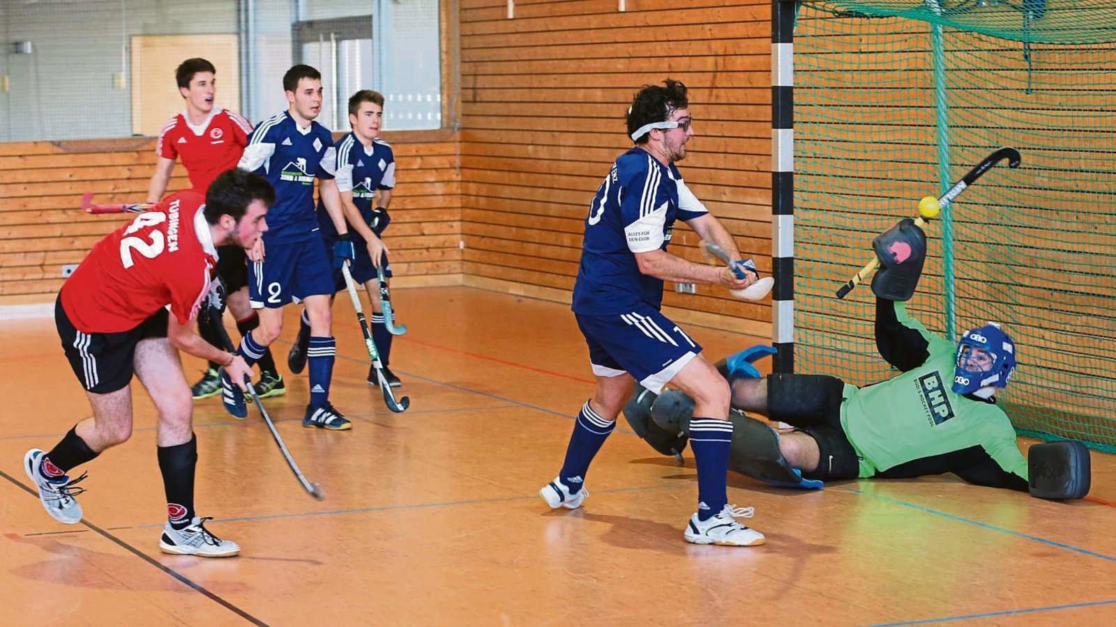 Torwart Daniel Löpsinger und Kapitän Jan-Michael Zeeb versuchen mit vereinten Kräften, den Ball vom Vaihinger Tor abzuwehren – vergeblich. Foto: Küppers