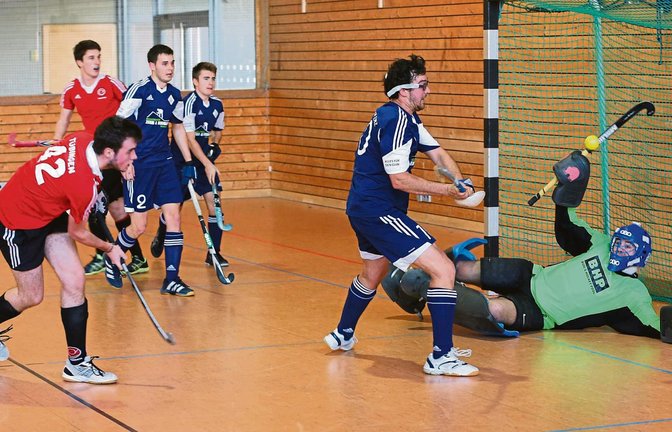 Torwart Daniel Löpsinger und Kapitän Jan-Michael Zeeb versuchen mit vereinten Kräften, den Ball vom Vaihinger Tor abzuwehren – vergeblich. Foto: Küppers
