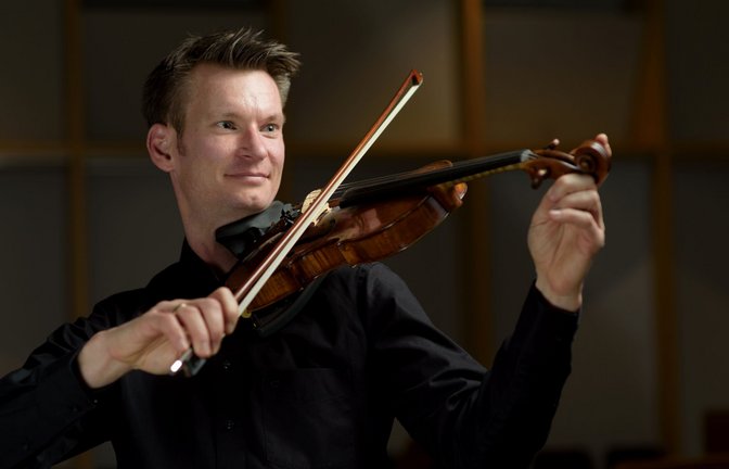 Beim vierten Saisonkonzert der „Klanglese Kirbachtal“ steht die reizvolle Besetzung „Klavierquintett“ – ein Flügel samt Streichquartett – im Fokus. Zum Programm am Samstag (3. September) um 17 Uhr in der Hohenhaslacher Kelter gehören Werke von Franck, Chausson und Schumann. Zu erleben ist dann ein Steinway-D-Konzertflügel, der extra hierfür aus Hamburg nach Sachsenheim transportiert wird. Gespielt werden wird dieses einmalige Instrument vom Konzertpianisten Alexander Sonderegger. Paulina Krauter und Johannes Hehrmann (Bild) an den Violinen sowie Till Breitkreutz (Viola) und Cellist Karl Stauber komplettieren die erstklassige Musikerriege. Im 200. Geburtsjahr von César Franck spielt das Ensemble dessen Klavierquintett in f-Moll sowie das „Pièce“ seines Landsmanns Ernest Chausson. Vervollständigt wird der Abend durch Robert Schumanns Klavierquintett in Es-Dur. Die Konzertreihe steht erneut unter der Schirmherrschaft von Carolin Klöckner, der Deutschen Weinkönigin a.D. aus Gündelbach, die ihr Kommen fest zugesagt hat. Die Weinbegleitung übernimmt das Hohenhaslacher Panoramaweingut Reinhard Baumgärtner. Das Publikum ist eingeladen, in der Pause sowie nach dem Konzert bei einem Glas Wein zu verweilen und mit den Künstlern ins Gespräch zu kommen. Die Abendkasse öffnet zeitgleich mit dem Weinausschank um 16 Uhr.  <span class='image-autor'>Foto: Fischer</span>
