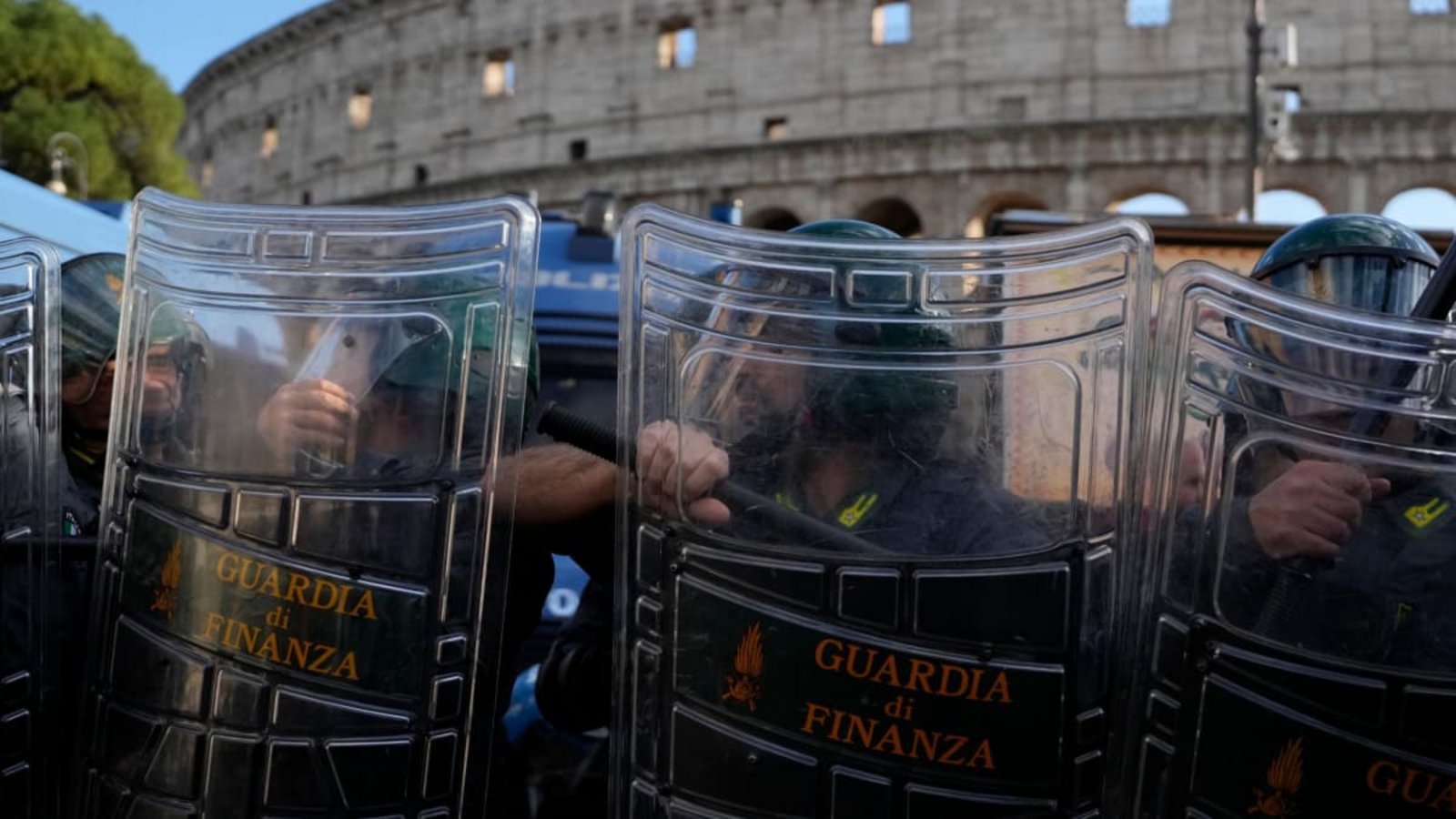 Italienische Bereitschaftspolizisten vor dem Kolosseum in Rom. Im Zuge der Proteste kam es zu Ausschreitungen.Gregorio Borgia/AP/dpa Italienische Bereitschaftspolizisten vor dem Kolosseum in Rom. Im Zuge der Proteste kam es zu Ausschreitungen.Gregorio Borgia/AP/dpa