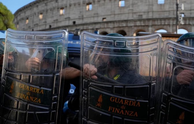 Italienische Bereitschaftspolizisten vor dem Kolosseum in Rom. Im Zuge der Proteste kam es zu Ausschreitungen.<span class='image-autor'>Gregorio Borgia/AP/dpa</span>