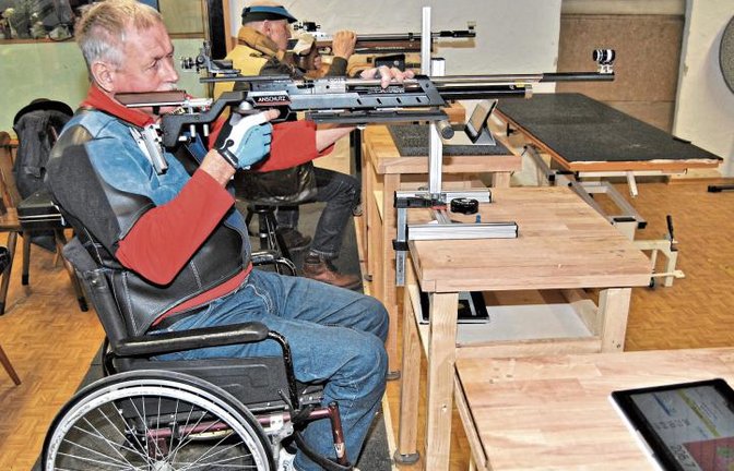 Starkes Duo: mit dem Kleinkaliber-Gewehr holte der Wiernsheimer Harald Lewald (hinten) den Titel. Auf Platz drei kam der Hohenhaslacher Eugen Weiberle. Foto: Haller
