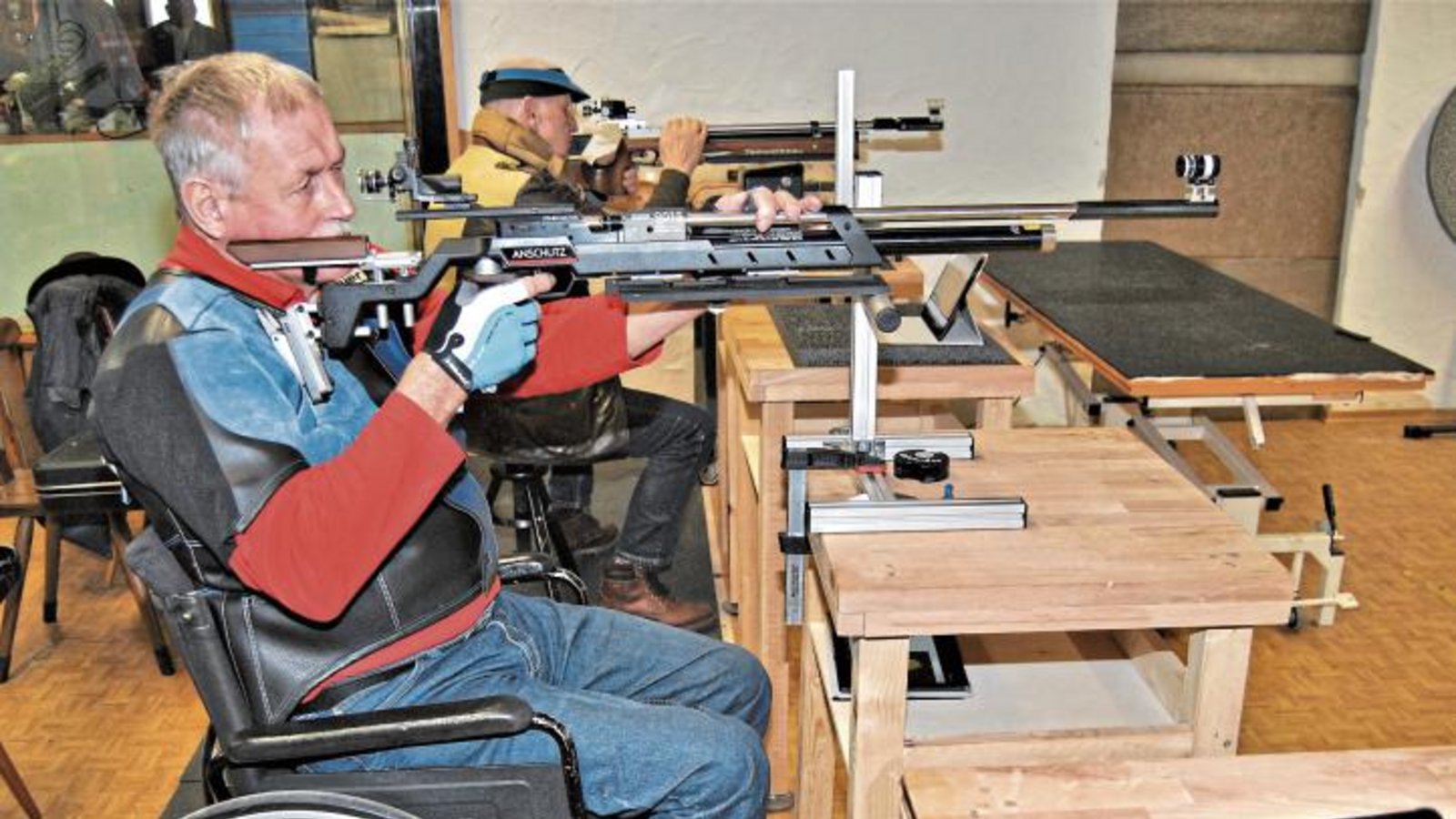 Starkes Duo: mit dem Kleinkaliber-Gewehr holte der Wiernsheimer Harald Lewald (hinten) den Titel. Auf Platz drei kam der Hohenhaslacher Eugen Weiberle. Foto: Haller