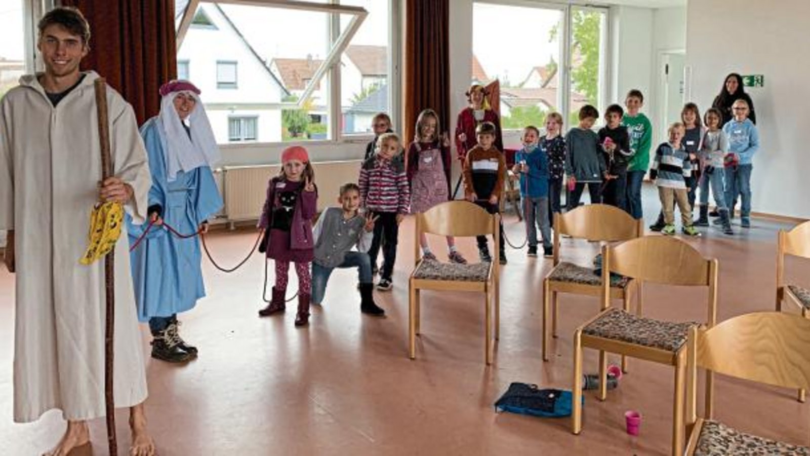 Im Anspiel führte Jesus die Kinder an einem Seil auf seinen Weg. Foto: p Im Anspiel führte Jesus die Kinder an einem Seil auf seinen Weg. Foto: p