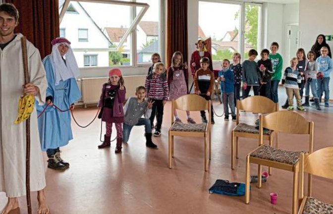 Im Anspiel führte Jesus die Kinder an einem Seil auf seinen Weg.  Foto: p