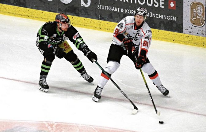 Benjamin Hüfner (links) und die Bietigheim Steelers haben in Spiel drei der Best-of-Five-Viertelfinalserie gegen die Löwen Frankfurt kaum Zugriff auf Stephen MacAulay und die Gäste aus Mainhessen bekommen. Foto: Baumann