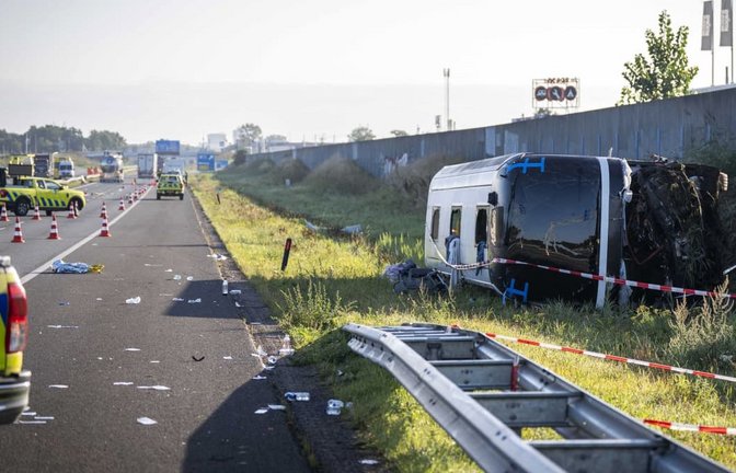Unglücksstelle auf der Autobahn: Acht Menschen wurden ins Krankenhaus gebracht. Einige von ihnen wurden schwer verletzt.<span class='image-autor'>Jeroen Jumelet/ANP/dpa</span>