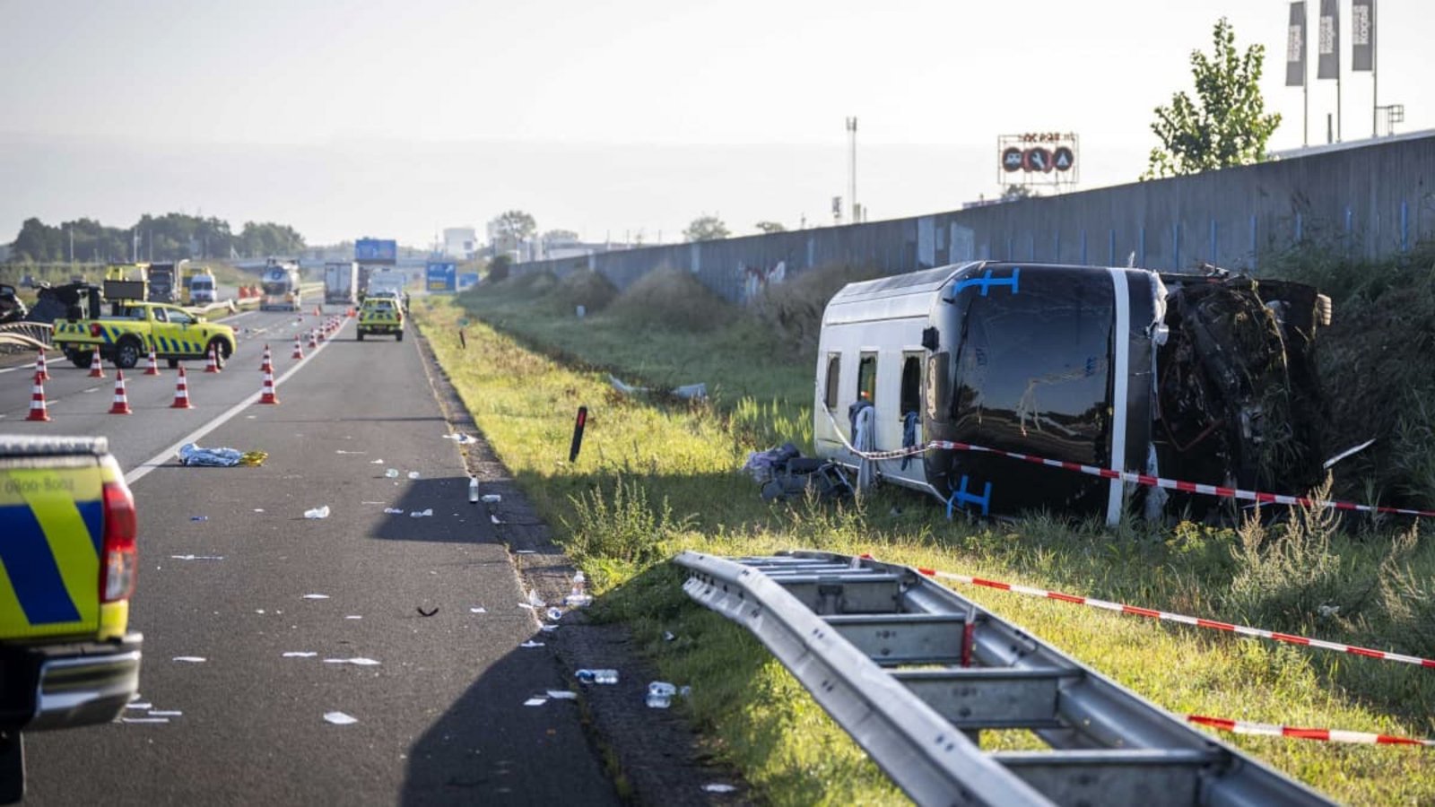Unglücksstelle auf der Autobahn: Acht Menschen wurden ins Krankenhaus gebracht. Einige von ihnen wurden schwer verletzt.Jeroen Jumelet/ANP/dpa Unglücksstelle auf der Autobahn: Acht Menschen wurden ins Krankenhaus gebracht. Einige von ihnen wurden schwer verletzt.Jeroen Jumelet/ANP/dpa