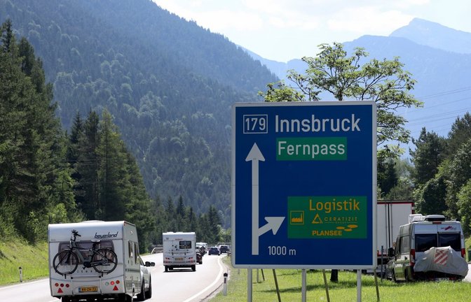Wohnmobile fahren auf der Fernpassstraße (B 179) an einem Wegweiser vorbei. (zu dpa: «Fernpass in Österreich für rund zwei Stunden gesperrt»)<span class='image-autor'>Karl-Josef Hildenbrand/dpa</span>