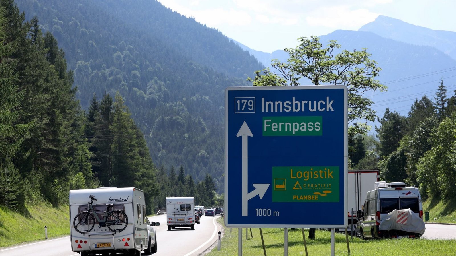 Wohnmobile fahren auf der Fernpassstraße (B 179) an einem Wegweiser vorbei. (zu dpa: «Fernpass in Österreich für rund zwei Stunden gesperrt»)Karl-Josef Hildenbrand/dpa Wohnmobile fahren auf der Fernpassstraße (B 179) an einem Wegweiser vorbei. (zu dpa: «Fernpass in Österreich für rund zwei Stunden gesperrt»)Karl-Josef Hildenbrand/dpa