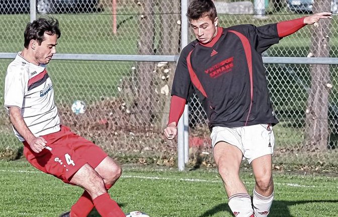 Großglattbachs Marvin Prohaska (rechts) führt zurzeit zusammen mit Wiernsheims Kevin Schellin die Torjägerliste der Fußball-Kreisliga B 7 an. Foto: Simecek