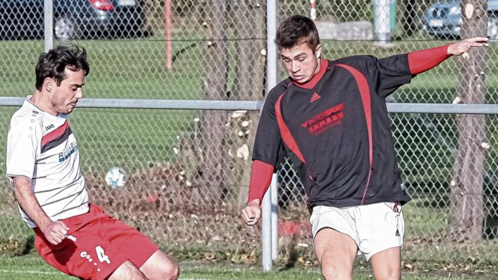 Großglattbachs Marvin Prohaska (rechts) führt zurzeit zusammen mit Wiernsheims Kevin Schellin die Torjägerliste der Fußball-Kreisliga B 7 an. Foto: Simecek Großglattbachs Marvin Prohaska (rechts) führt zurzeit zusammen mit Wiernsheims Kevin Schellin die Torjägerliste der Fußball-Kreisliga B 7 an. Foto: Simecek