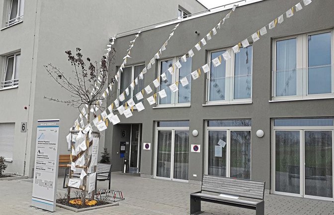 Die weißen Wünschefahnen flattern vor dem Eingang des Pflegeheims „Sonnenfeld“ in Großsachsenheim schon im Wind. Die anderen Teile einer Freiluftausstellung werden noch bis Sonntag aufgebaut. Foto: Glemser