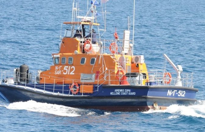 Das von der griechischen Küstenwache am 13.03.2024 zur Verfügung gestellte undatierte Foto zeigt ein Boot der griechischen Küstenwache. (zu dpa: «Vor griechischer Insel verschollen: Deutscher Segler tot geborgen»)<span class='image-autor'>---/Griechische Küstenwache/dpa</span>