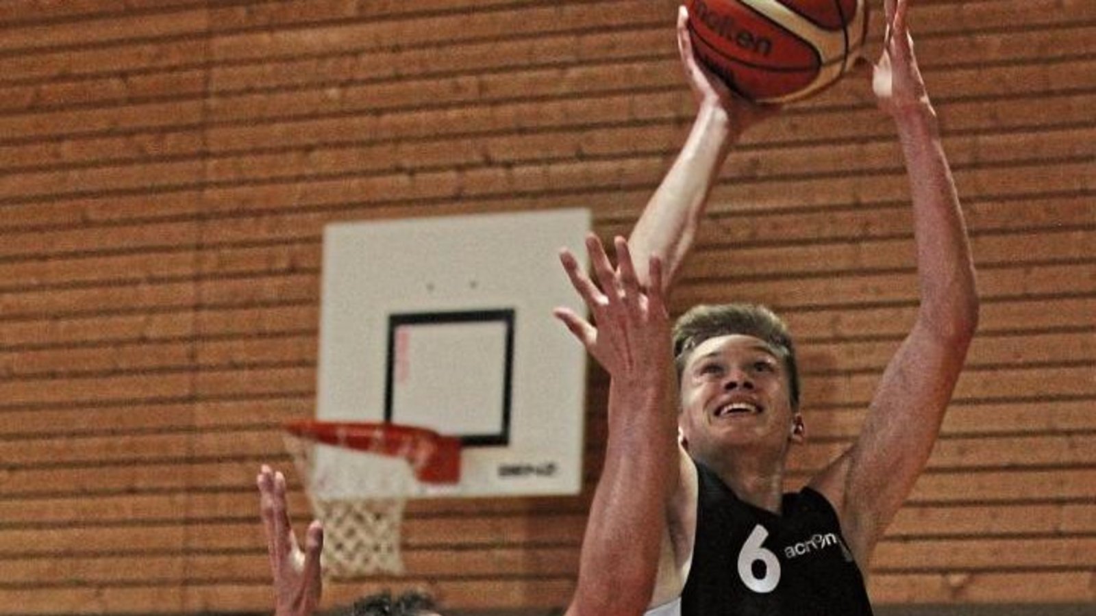 Der U-20-Spieler Mirko Herr (rechts) bekam das Vertrauen von BSG-Spielertrainer Themis Koupidis und stand in der Startformation gegen die Howie’s TSG Söflingen II. Foto: Nachreiner Der U-20-Spieler Mirko Herr (rechts) bekam das Vertrauen von BSG-Spielertrainer Themis Koupidis und stand in der Startformation gegen die Howie’s TSG Söflingen II. Foto: Nachreiner