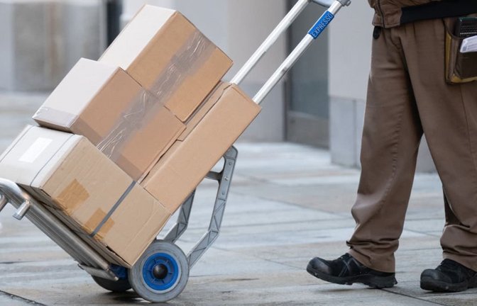 Die EU-Verpackungsverordnung will der Paketflut etwas entgegensetzen. Sie schießt aber übers Ziel hinaus.<span class='image-autor'>Sebastian Kahnert/dpa</span>