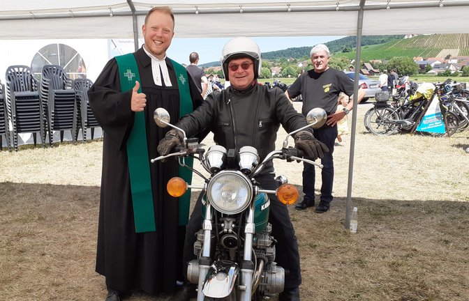 Pfarrer Christian Treiber hatte am vergangenen Wochenende besonderes Publikum: Bei dem Zeltkirchenfestival in Hohenhaslach segnete die zahlreich gekommenen Biker und Schlepperfahrer.  <span class='image-autor'>Foto: Glemser</span>