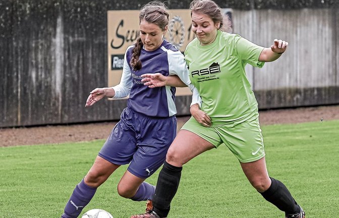 Verena Lange (links) und die Roßwagerinnen ließen gegen den FC Remseck/Pattonville zu viele Chancen aus. Foto: Archiv/Simecek