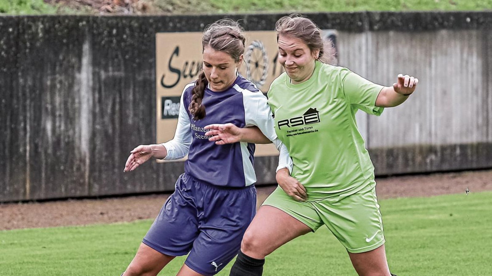 Verena Lange (links) und die Roßwagerinnen ließen gegen den FC Remseck/Pattonville zu viele Chancen aus. Foto: Archiv/Simecek