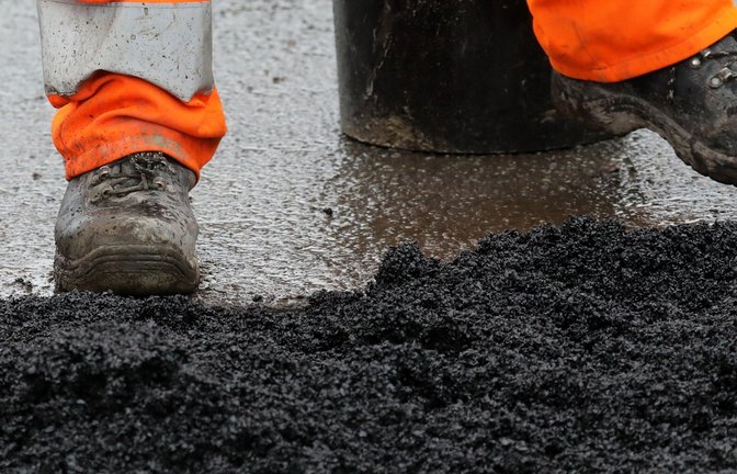 Die vermeintlichen Arbeiter haben den Teer unsachgemäß und ohne Erlaubnis des Bewohners verteilt. Der Enzweihinger hat nun Anzeige erstattet. Symbolfoto: dpa