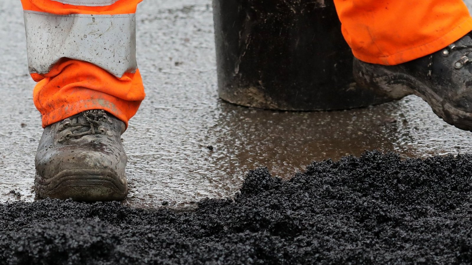 Die vermeintlichen Arbeiter haben den Teer unsachgemäß und ohne Erlaubnis des Bewohners verteilt. Der Enzweihinger hat nun Anzeige erstattet. Symbolfoto: dpa Die vermeintlichen Arbeiter haben den Teer unsachgemäß und ohne Erlaubnis des Bewohners verteilt. Der Enzweihinger hat nun Anzeige erstattet. Symbolfoto: dpa