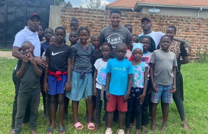Der ugandische Kinderchor Mmunye Children Choir darf als einzige afrikanische Gruppe zum Weltkindertheaterfest im Juni nach Lingen reisen.  <span class='image-autor'>Foto: p</span>