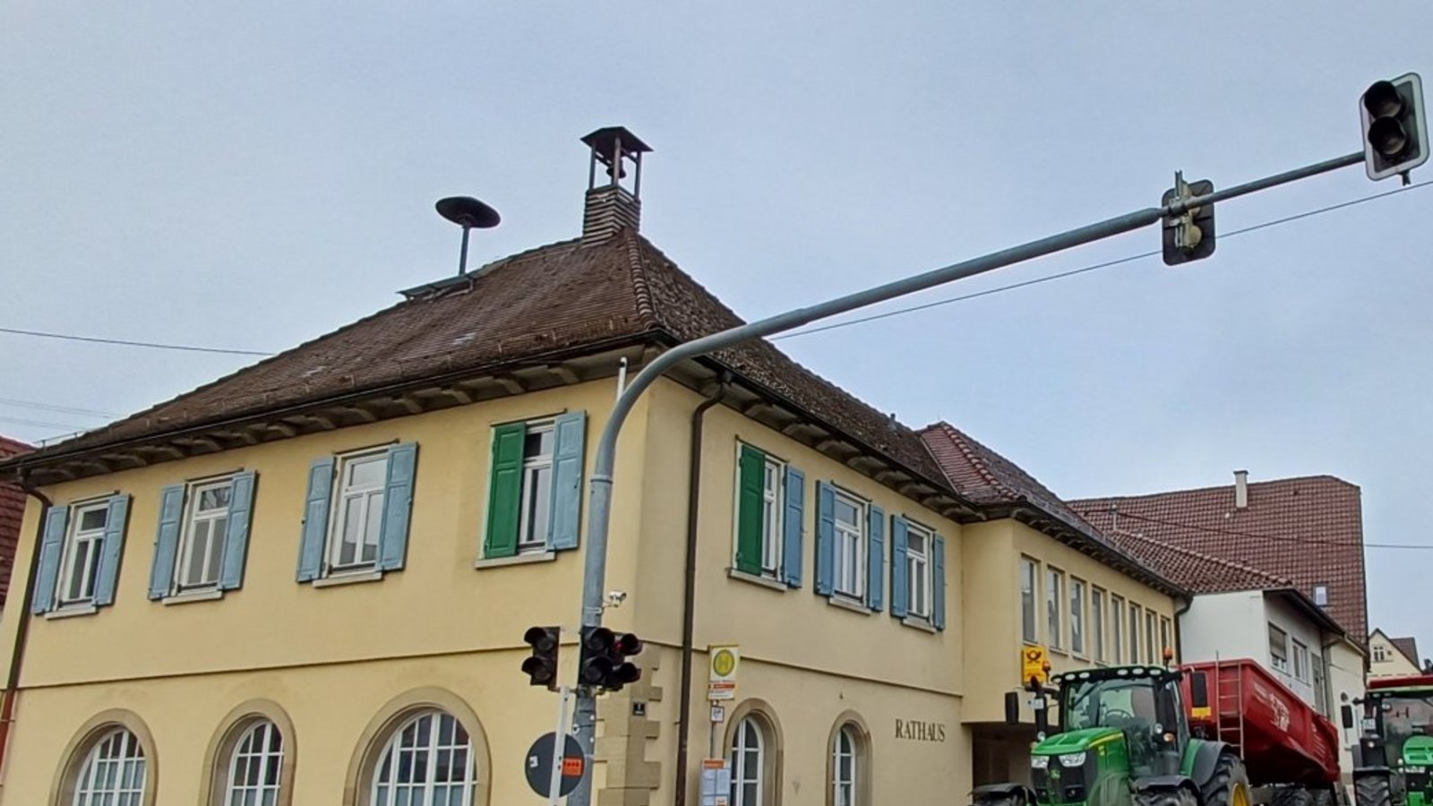 Am Hochdorfer Rathaus zeugen Bauarbeiten vom Vorankommen der Nahwärme.  Foto: Rücker