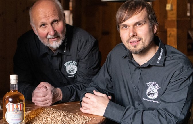 Wolfgang und Tobias Fessler stehen die ganze Zeit für Fragen rund um Whisky und Gin sowie deren Herstellung zur Verfügung. <span class='image-autor'>Foto: p</span>
