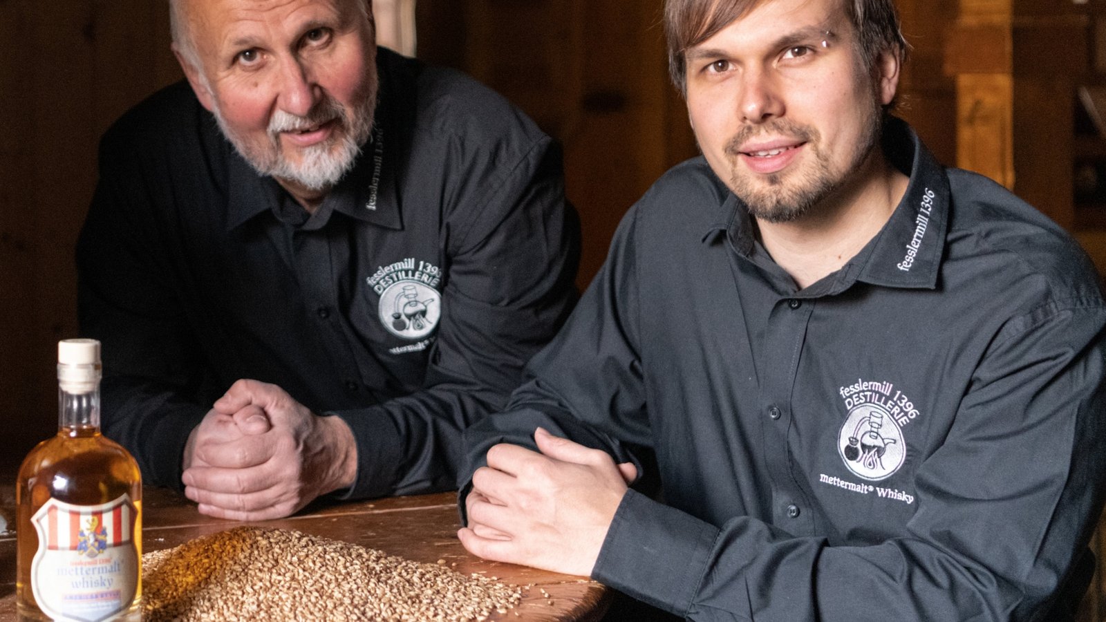 Wolfgang und Tobias Fessler stehen die ganze Zeit für Fragen rund um Whisky und Gin sowie deren Herstellung zur Verfügung. Foto: p