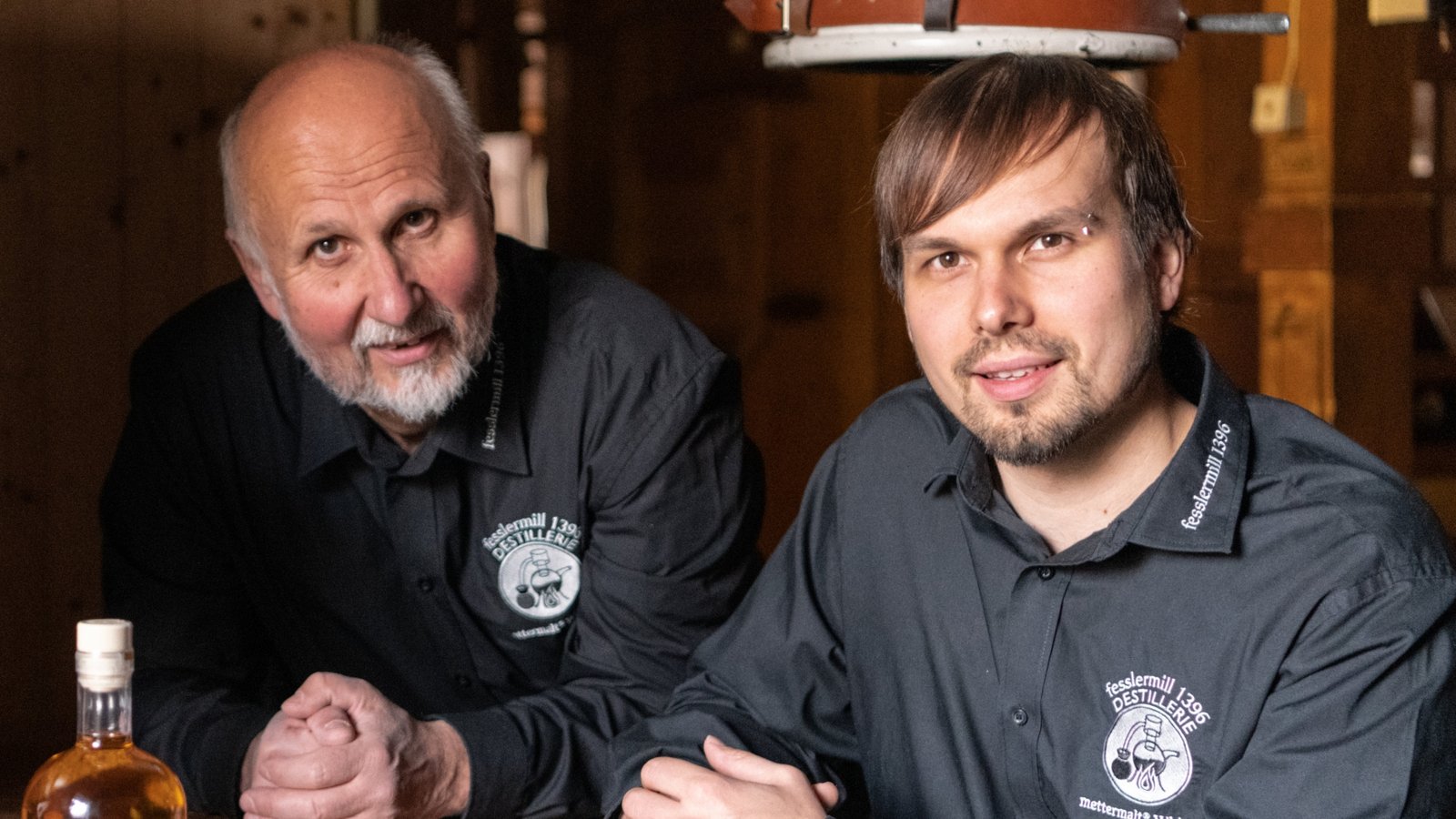 Wolfgang und Tobias Fessler stehen die ganze Zeit für Fragen rund um Whisky und Gin sowie deren Herstellung zur Verfügung. Foto: p