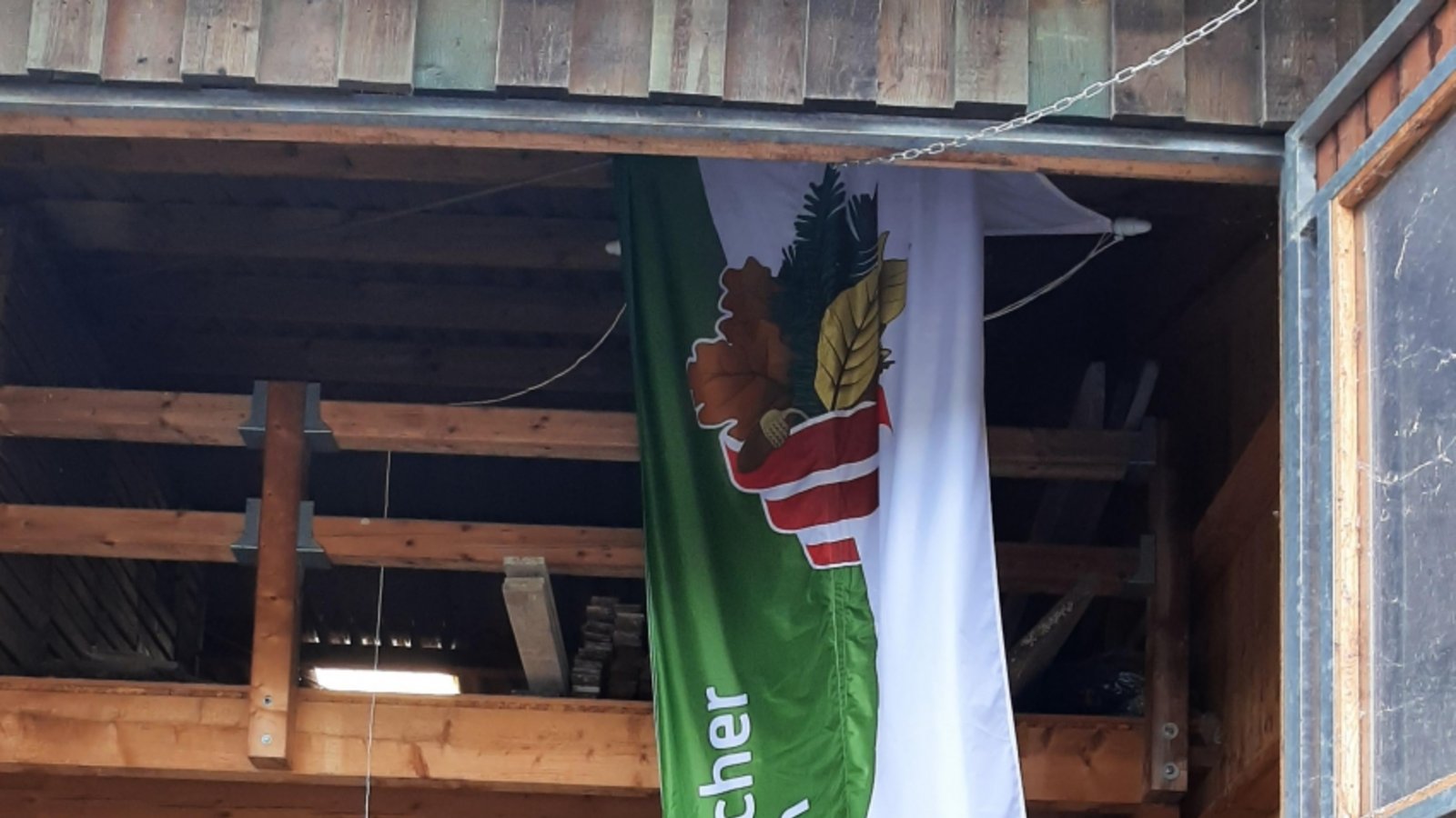 Beflaggt: Die Albvereinsfahne mit neuem Emblem wird anlässlich des 125-Jahr-Jubiläums gehisst. Foto: p Beflaggt: Die Albvereinsfahne mit neuem Emblem wird anlässlich des 125-Jahr-Jubiläums gehisst. Foto: p