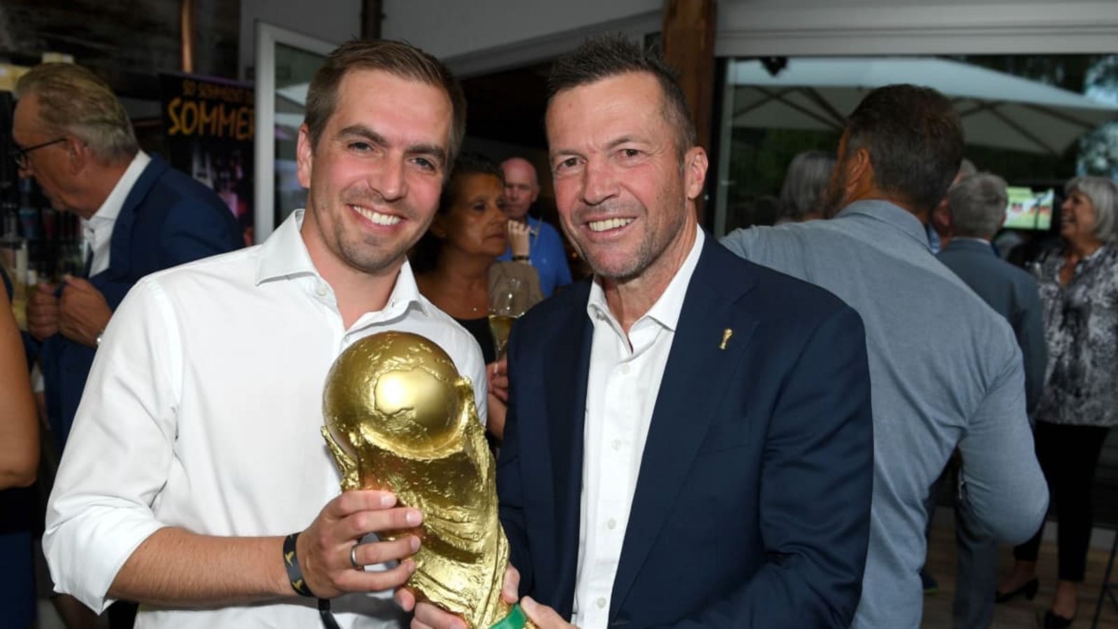 Zwei deutsche Weltmeister-Kapitäne unter sich: Philipp Lahm (li.) und Lothar MatthäusWolfgang Breiteneicher/-/dpa Zwei deutsche Weltmeister-Kapitäne unter sich: Philipp Lahm (li.) und Lothar MatthäusWolfgang Breiteneicher/-/dpa