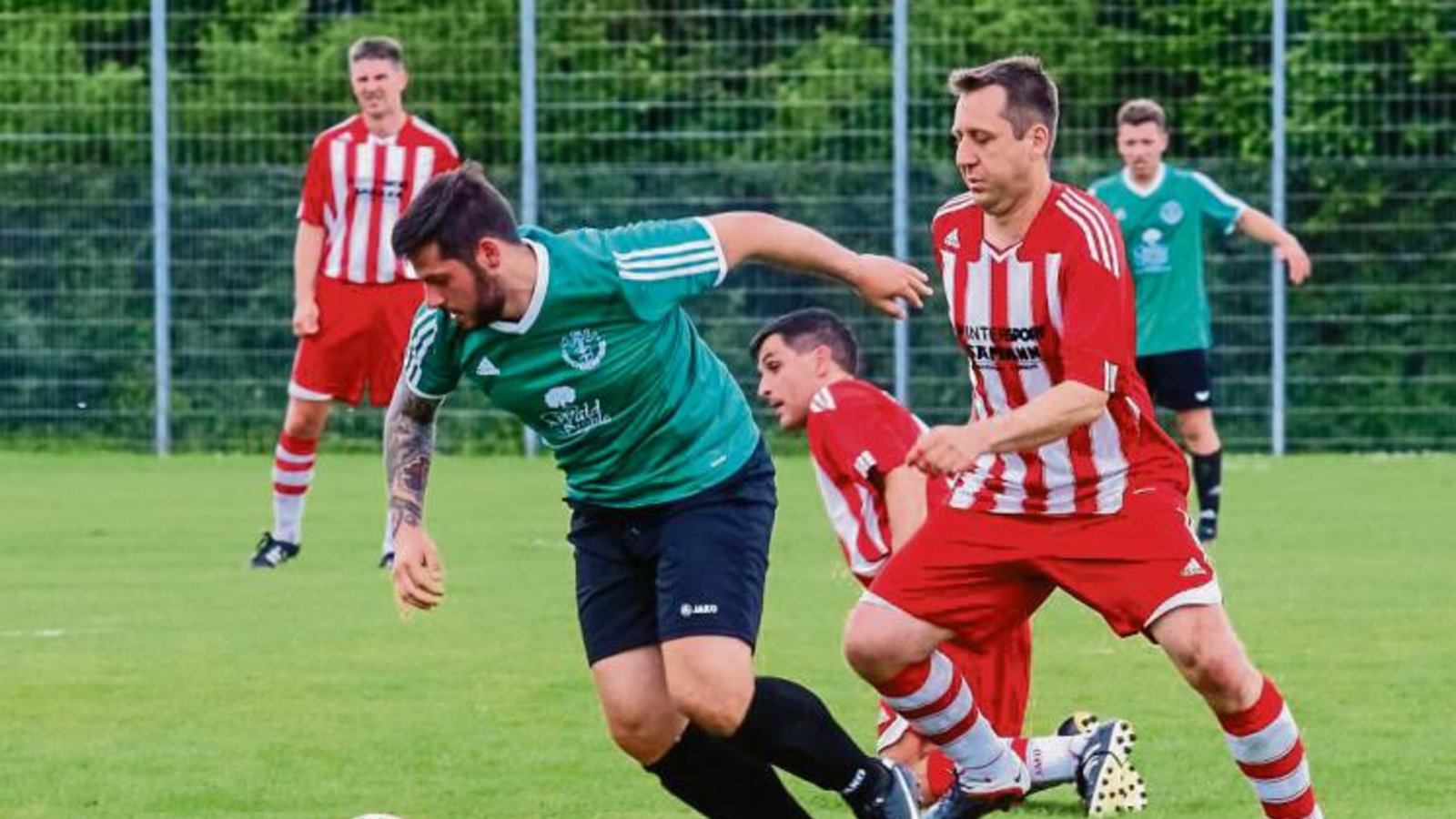 Fabrizio Perri (TSV Hochdorf) wird von Großglattbachs Matijas Hvasta verfolgt. Foto: Simecek Fabrizio Perri (TSV Hochdorf) wird von Großglattbachs Matijas Hvasta verfolgt. Foto: Simecek