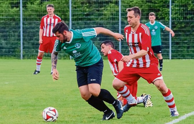 Fabrizio Perri (TSV Hochdorf) wird von Großglattbachs Matijas Hvasta verfolgt. Foto: Simecek