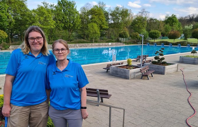 Im Vaihinger Enztalbad bereitete das Team, zum dem auch die Fachangestellte für Bäderbetriebe, Svenja Hirschhausen (links), und Kassenkoordinatorin Heide Feierabend gehören, derzeit alles für die neue Freibadsaison vor. Mitte Mai geht es los. <span class='image-autor'>Foto: Rieger</span>