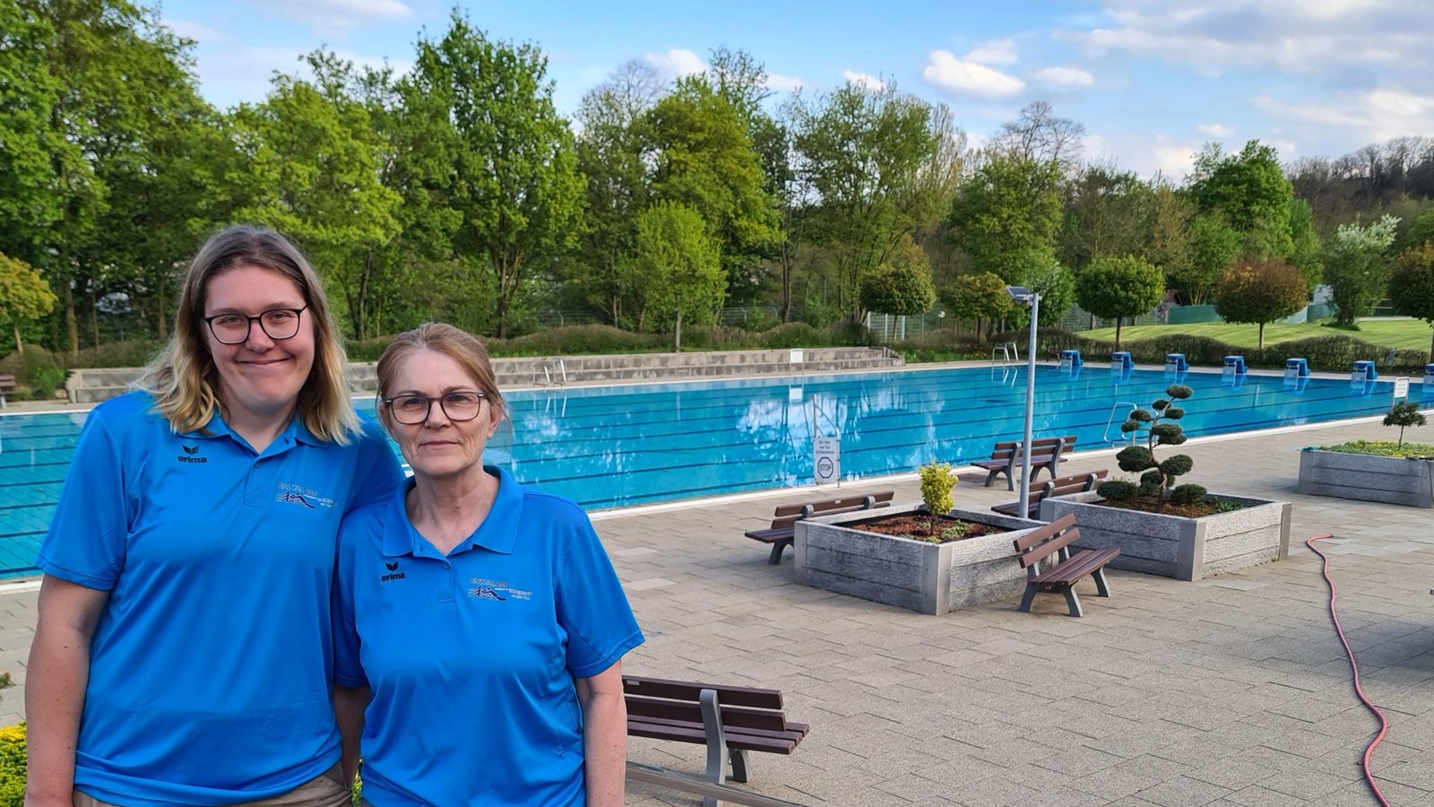 Im Vaihinger Enztalbad bereitete das Team, zum dem auch die Fachangestellte für Bäderbetriebe, Svenja Hirschhausen (links), und Kassenkoordinatorin Heide Feierabend gehören, derzeit alles für die neue Freibadsaison vor. Mitte Mai geht es los. Foto: Rieger