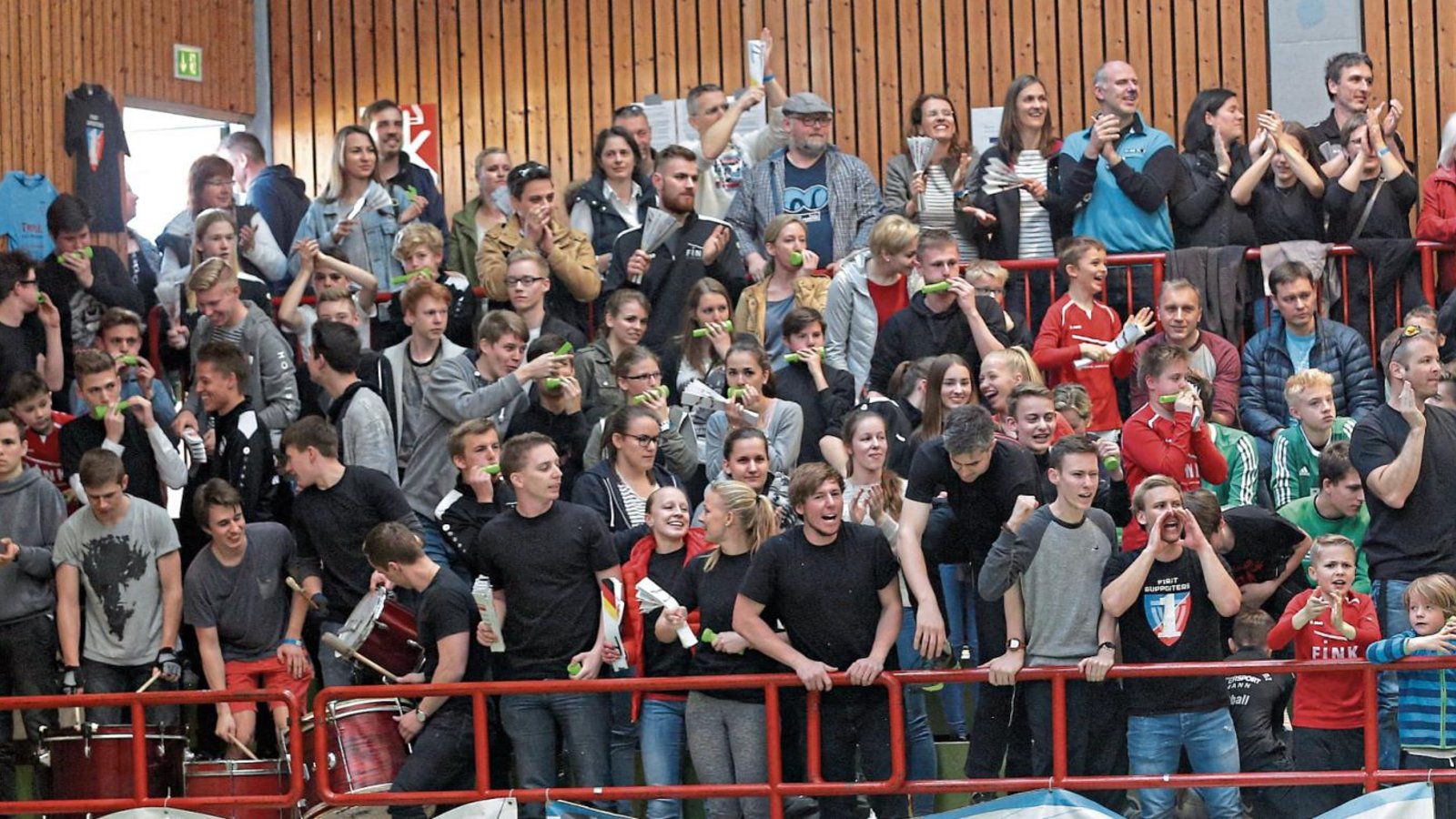 Sport ist am schönsten, wenn er im Team betrieben und von vielen Zuschauern bejubelt wird. Bilder wie von dieser Faustball-DM in Vaihingen gibt es aber bis auf Weiteres nicht mehr. Foto: Küppers Sport ist am schönsten, wenn er im Team betrieben und von vielen Zuschauern bejubelt wird. Bilder wie von dieser Faustball-DM in Vaihingen gibt es aber bis auf Weiteres nicht mehr. Foto: Küppers