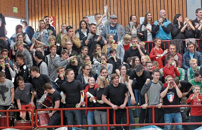 Sport ist am schönsten, wenn er im Team betrieben und von vielen Zuschauern bejubelt wird. Bilder wie von dieser Faustball-DM in Vaihingen gibt es aber bis auf Weiteres nicht mehr. Foto: Küppers