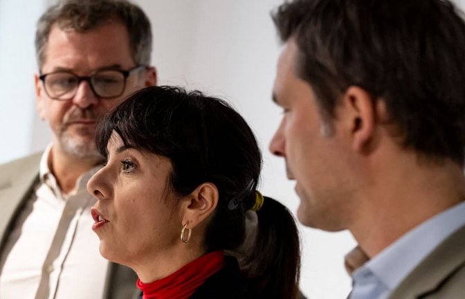 Linke-Fraktionsvorsitzende Elif Eralp (Mi.) spricht nach Vorgesprächen zur Regierungsbildung, während Steffen Krach (re.)&nbsp; und Werner Graf (Bündnis90/Die Grünen), Spitzenkandidat seiner Partei, neben ihr.<span class='image-autor'>© Fabian Sommer/dpa</span>