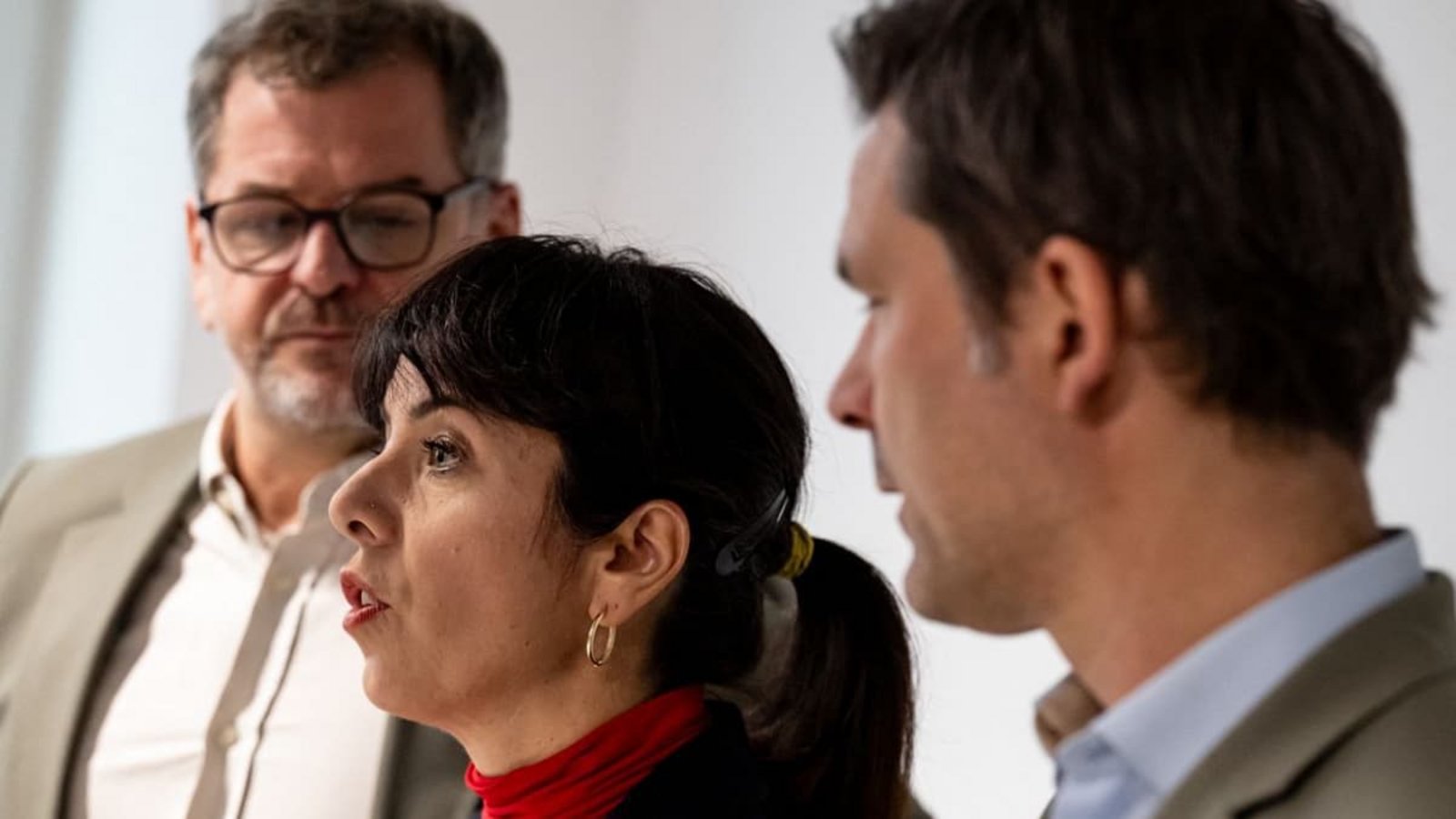 Linke-Fraktionsvorsitzende Elif Eralp (Mi.) spricht nach Vorgesprächen zur Regierungsbildung, während Steffen Krach (re.)&nbsp; und Werner Graf (Bündnis90/Die Grünen), Spitzenkandidat seiner Partei, neben ihr.© Fabian Sommer/dpa