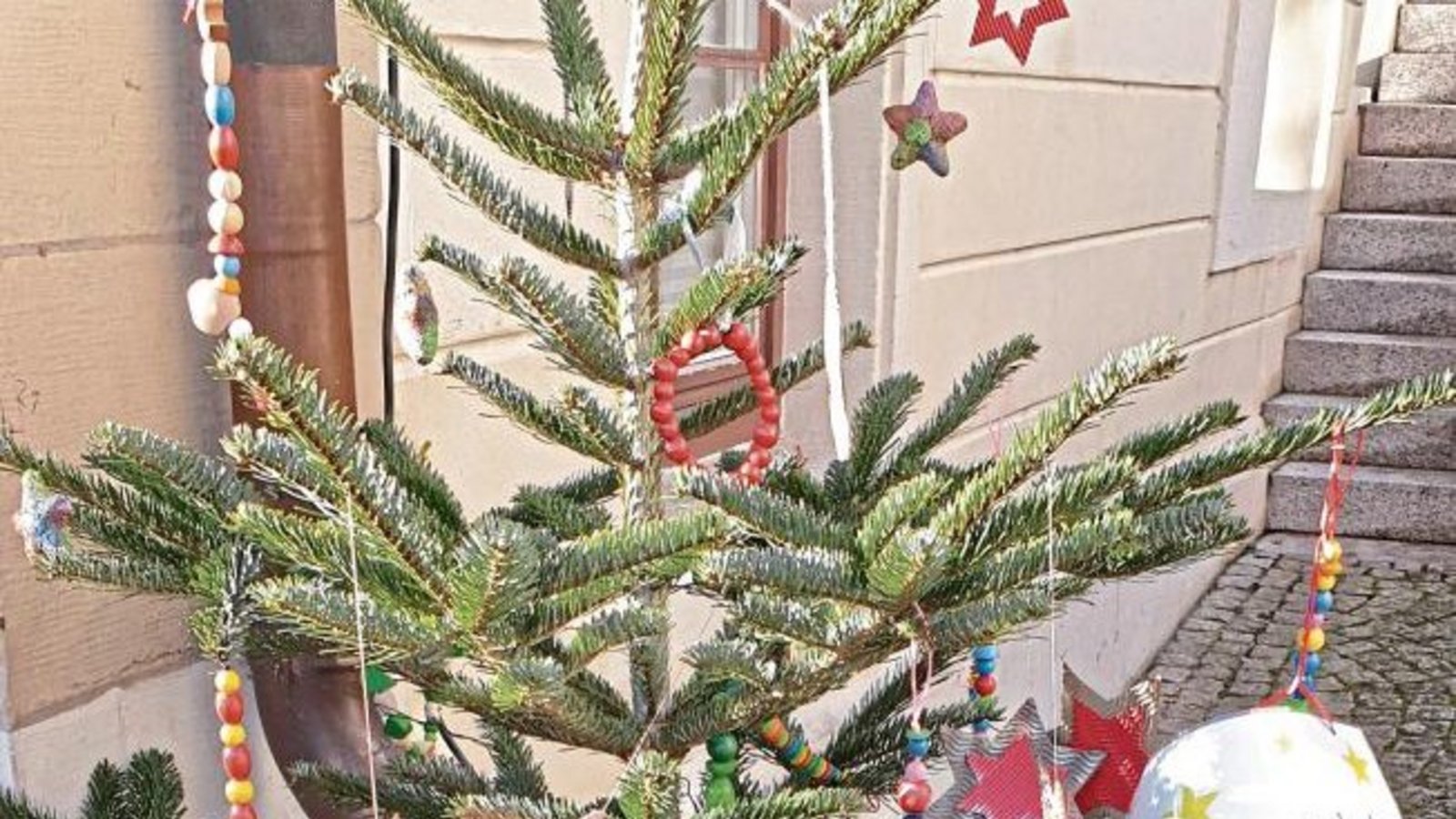 Der von Schlossbergschülern geschmückte Baum am Vaihinger Rathaus – einer von zahlreichen Schul- und Kitabäumen in der Stadt – verkündet es: Morgen ist Heiligabend. clar Der von Schlossbergschülern geschmückte Baum am Vaihinger Rathaus – einer von zahlreichen Schul- und Kitabäumen in der Stadt – verkündet es: Morgen ist Heiligabend. clar