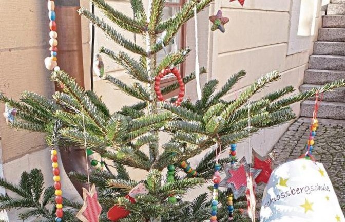 Der von Schlossbergschülern geschmückte Baum am Vaihinger Rathaus – einer von zahlreichen Schul- und Kitabäumen in der Stadt – verkündet es: Morgen ist Heiligabend. clar