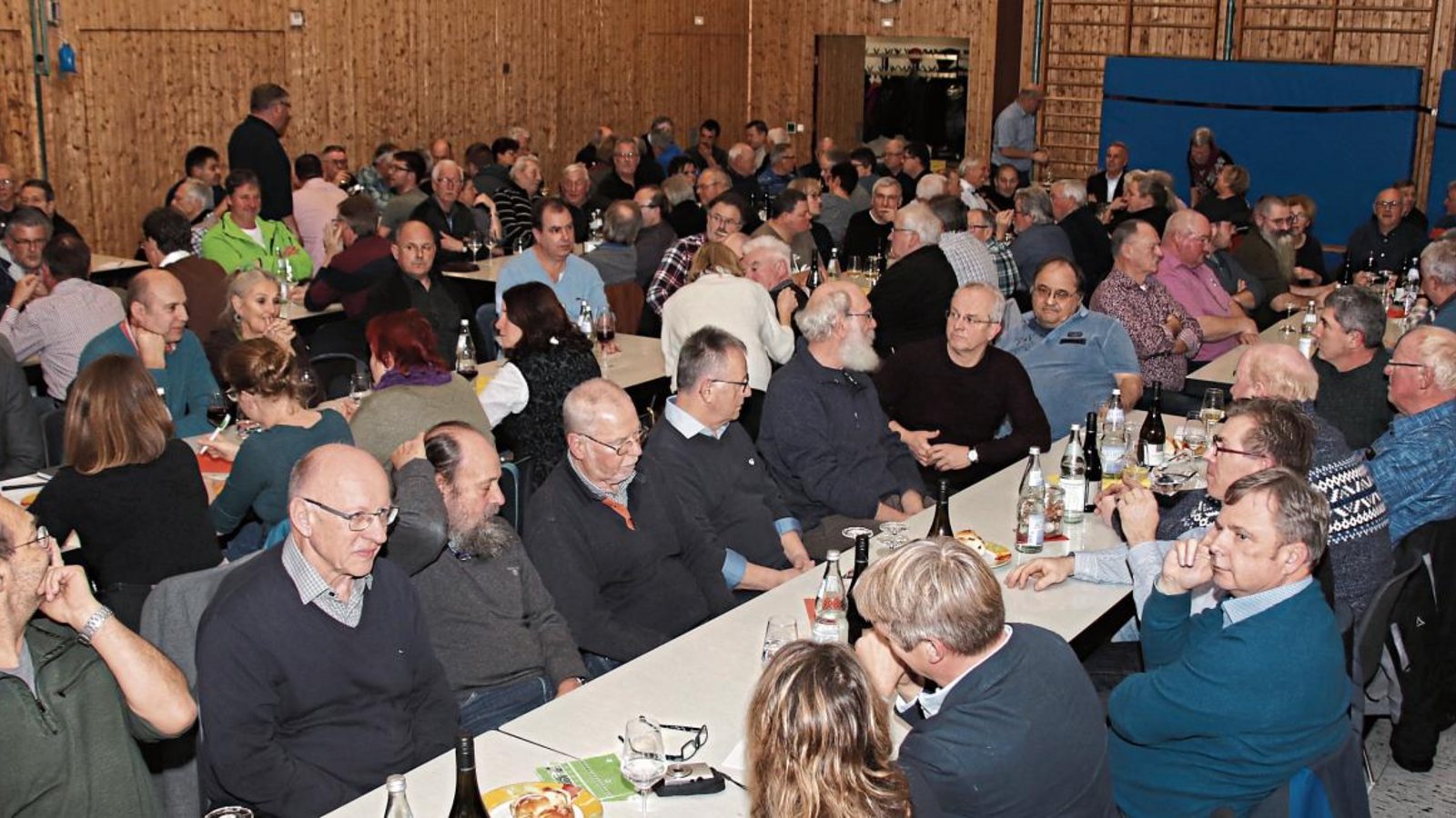 Die Gemeindehalle in Mühlhausen ist beim Besuch des Ministers mit rund 200 Interessierten gut besucht.  Foto: Arning