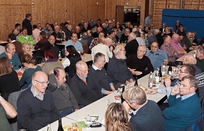 Die Gemeindehalle in Mühlhausen ist beim Besuch des Ministers mit rund 200 Interessierten gut besucht.  Foto: Arning