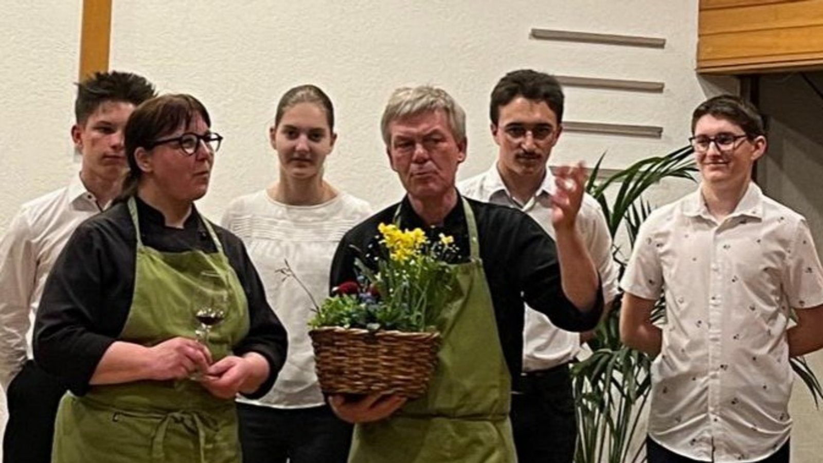 Die Foodpairing-Profis Katrin Bramm und Alf Bestek mit ehrenamtlichen Helfern am Wochenende im evangelischen Gemeindehaus in Horrheim. Foto: p Die Foodpairing-Profis Katrin Bramm und Alf Bestek mit ehrenamtlichen Helfern am Wochenende im evangelischen Gemeindehaus in Horrheim. Foto: p